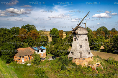 Wiatrak holenderski w Palczewie na Żuławach Wiślanych....