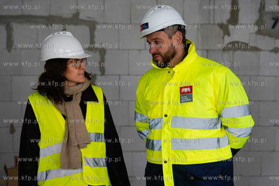 Piecki - Migowo. Zawieszenie wiechy na budowanej szkole...