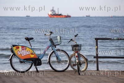 Rower Mevo zaparkowany nad morzem w Brzeźnie. 4.08.2019...