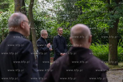 Sopot. Złożenie kwiatów pod krzyżem papieskim w...