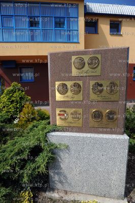 Dziwnow, Aleja Gwiazd Sportu. Marmurowe plyty z replikami...