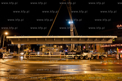 Gdansk - Wrzeszcz. Montaz kolejnych elementow estakady...