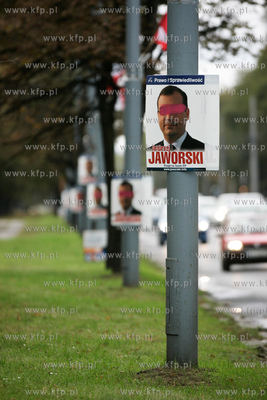 Gdansk. Al Zwyciestwa. Pozaklejane plakaty wyborcze...