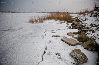 Gdansk. Martwa Wisla. Niskie temperatury utworzyly...