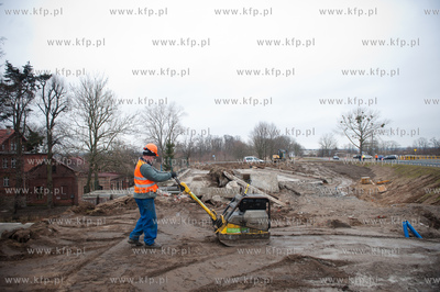 Montaz wazacych 135 ton dwoch sekcji przesla zwodzonego...