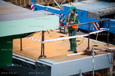 Montaz wazacych 135 ton dwoch sekcji przesla zwodzonego...