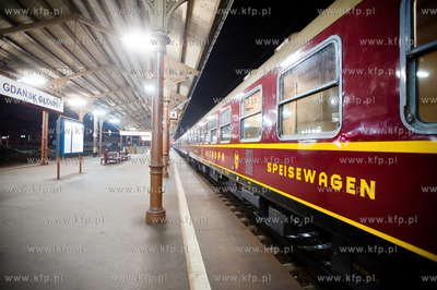 Gdansk. Dworzec Glowny PKP. Turystyczny pociag niemiecki...