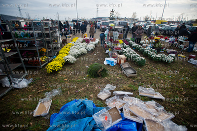 Gdansk. Cmentarz Lostowicki. Swieto Zmarlych. Nz stoiska...