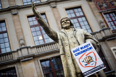 Gdansk. Dlugi Targ. Manifestacja niezadowolonia, zorganizowana...