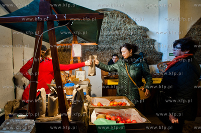 Gdynia. Zabytkowa wozownia w Parku Kolibki. Eko - Targi...