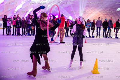 Lodowisko Miejskie w Gdansku. Walentynki w stylu Retro,...