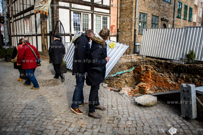 Gdansk. Przewrocone ogrodzenie, odslaniajace wykop...