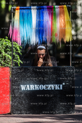 Jurata, Stoisko oferujace warkoczyki do wlosow. 19.08.2015...