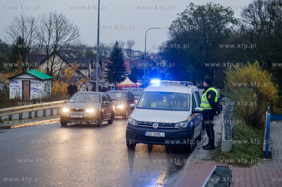 Gdańsk. Dzień Wszystkich Świętych. Nz partol Straży...