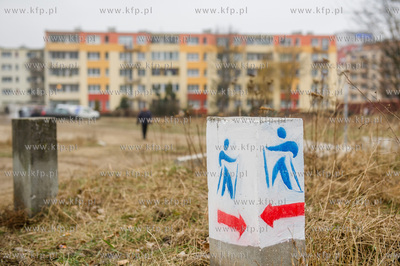 Gdynia. Słupki informujące o przebiegu szlaku do...