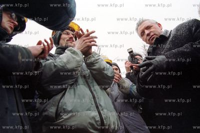 Czwarty dzien strajku w Stoczni Gdynia S.A. Do stoczniowcow...