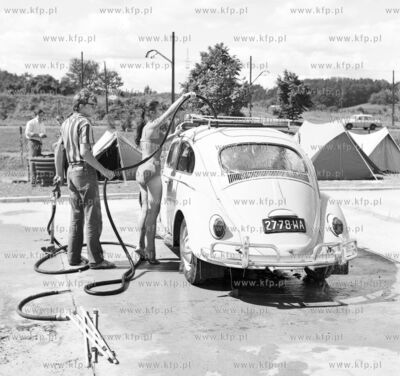 Mycie samochodu volkswagen garbus na campingu nr 19...