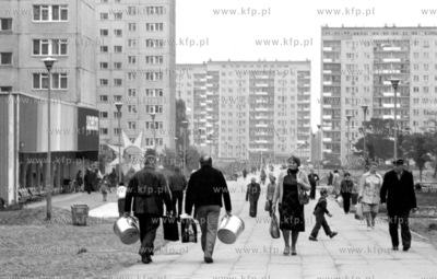 Deptak na gdanskim osiedlu Zabianka. 30.09.1980 5wrzesien80zkosycarz_p47...