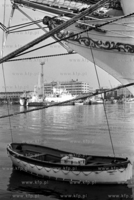 Gdynia. Basen Prezydenta poprzez dziób żaglowca,...