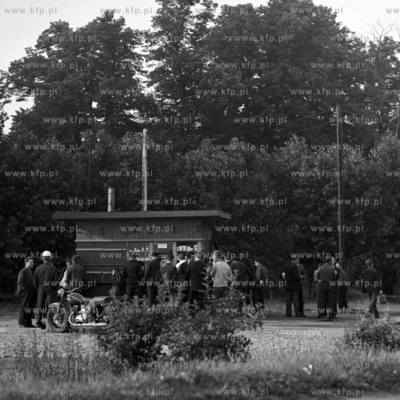 Kolejka przed sklepikiem Samopomocy Chlopskiej. 
07.1970
0002472z_lipiec1970
Fot....