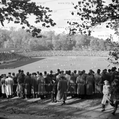Kibice przyglądają się zmaganiom piłkarzy podczas...