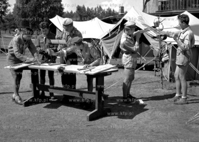 Harcerze konstrułują modele szybowców podczas obozu.
1963
0008549z
Fot....