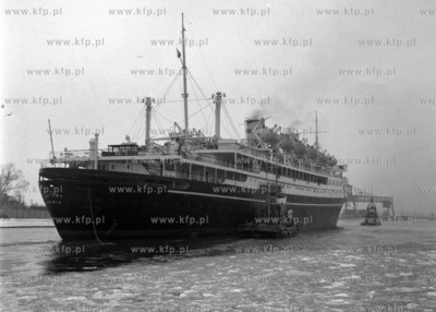 Transatlantyk Batory wpywa do portu w Gdyni. (lata60).
1965
0004018z
Fot....
