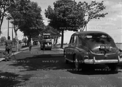 Prace przy utwardzaniu nawiechrzni drogi. (lata60)
1960
0005350z_puck_pruszcz
Fot....