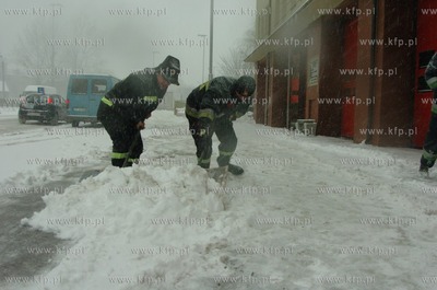 Slupsk zasypany sniegiem, do odsniezania zmobilizowano...