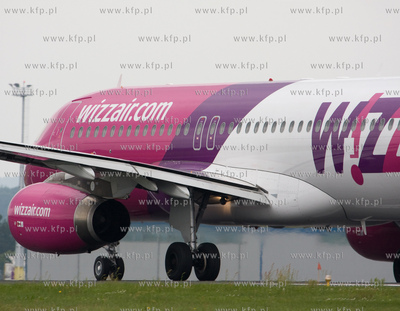 Gdansk, Rebiechowo. Nz. Airbus A320-233 linii WizzAir.
06.07.2009
fot....