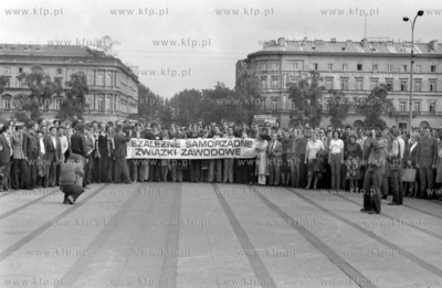Delegacja Solidarnosci oraz mieszkancy Warszawy podczas...