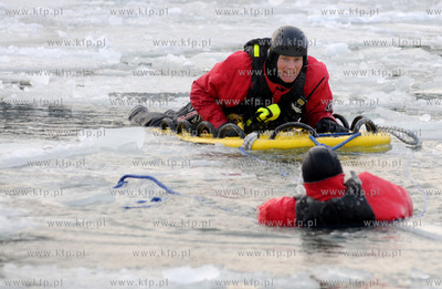Gdynia, port jachtowy. Jak przetrwac na zamarznietym...