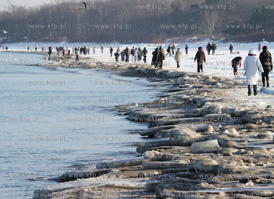 Gdansk. Niedzielny spacer po plazy w Brzeznie.
31.01.2010
fot....