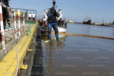 W porcie morskim w Ustce trwa wydobywanie z dna kanalu...