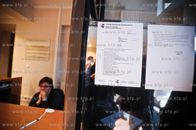 Protest milczenia pod siedziba gdanskiego NFZ pt. Kazdy...