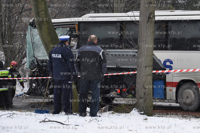 Ok. godz. 11 autokar turystyczny wjechal w drzewo na...