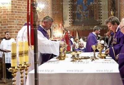 Bazylika katedralna w Pelplinie. Uroczystości pogrzebowe...