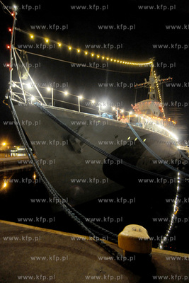 ORP BLYSKAWICA w nocnej iluminacji swietlnej zacumowany...