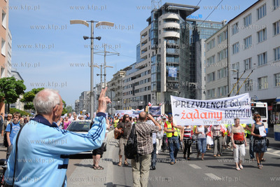 Kupcy z gdyńskiej hali targowej przeszli ulicami Gdyni...