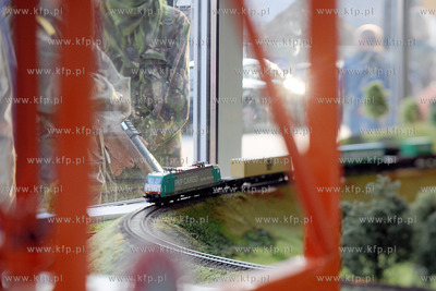 Makieta kolejowa ustawiona w kontenerze na obrzezach...