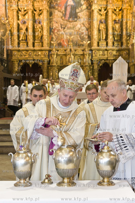 Msza Krzyzma w katedrze pelplinskiej sprawowana przez...