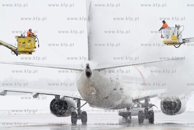 Wiosna w zimowej szacie w Porcie Lotniczym Gdansk im....