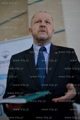 Podczas poniedzialkowej konferencji prasowej w gdynskim...