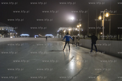 Sopot. Lodowisko na głównym placu Skweru Kuracyjnego...