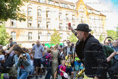 Gdańsk. Festiwal teatrów Ulicznych FETA. Always Drinking...