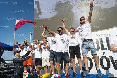 Red Bull Konkurs Lotów w Gdyni. Nz. Zwycięska drużyna...