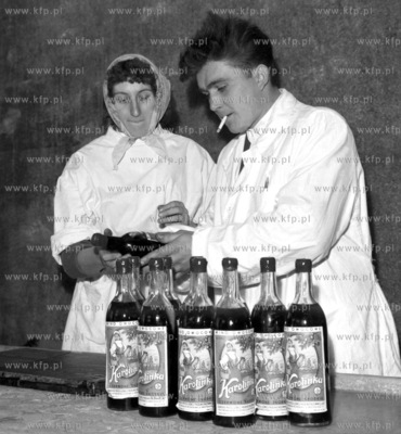 Produkcja czerwonego slodkiego wina owocowego Karolinka...