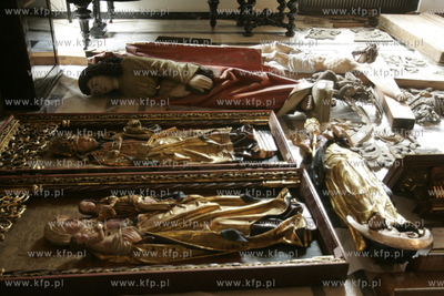 Uratowane zabytki ze spalonego kosciola sw. Katarzyny...