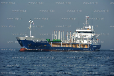 Statek FILIA NETTIE na drodze wejscia do Gdanskiego...