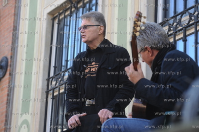 Happening pt "Aktorzy Przyjechali" z okazji wmurowania...